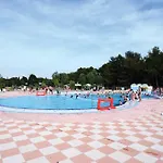 פארק נופש Happy Camp Mobile Homes In Centro Vacanze Bi Village